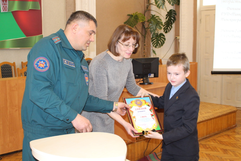 В Пинском районе наградили победителей олимпиады и конкурса «Спасатели глазами детей»