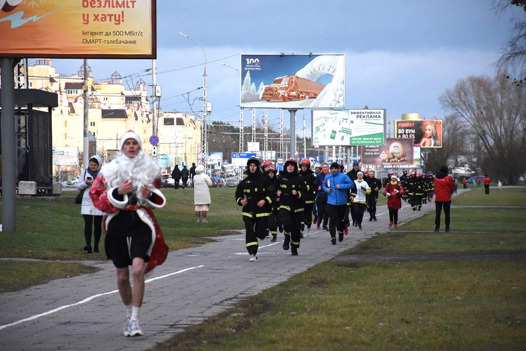 В Бресте состоялся третий новогодний забег — фото и видеорепортаж