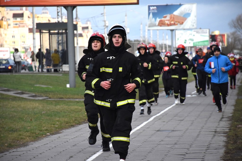 В Бресте состоялся третий новогодний забег — фото и видеорепортаж