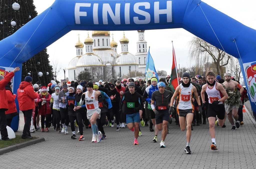 В Бресте состоялся третий новогодний забег — фото и видеорепортаж