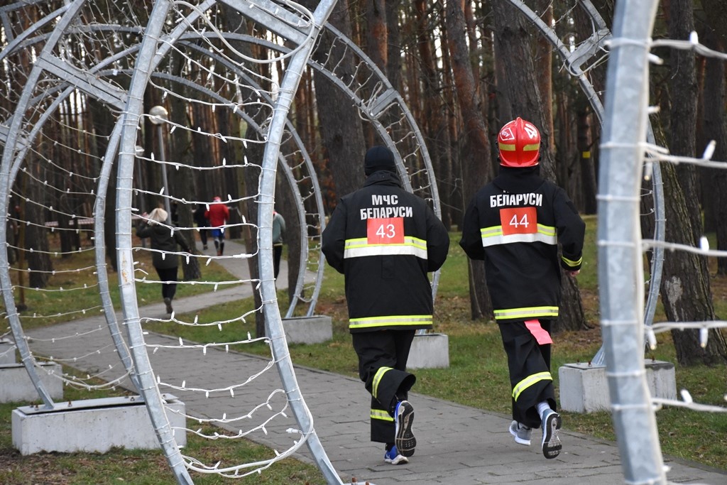 В Бресте состоялся третий новогодний забег — фото и видеорепортаж