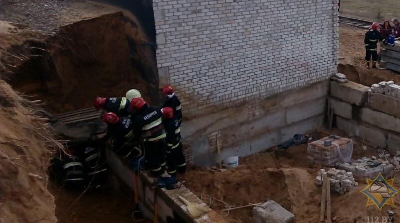 В Барановичах из-под обрушившегося в траншею грунта спасен мужчина