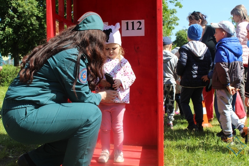 Брестские спасатели подарили саду телефонную будку с номерами 101 и 112